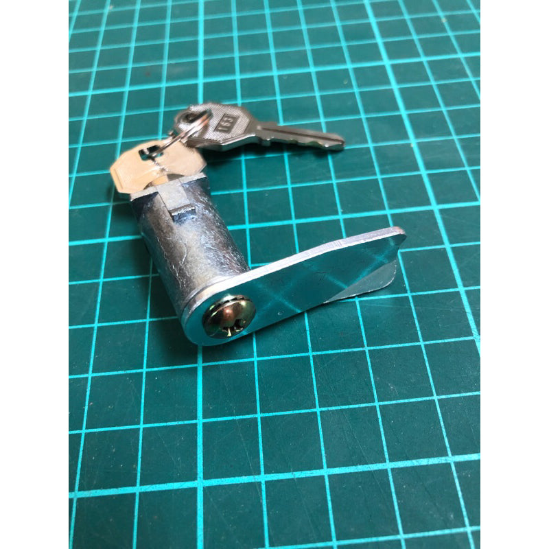 鐵櫃.內務櫃鎖之鎖心(有批次之分僅適用於照片中這款沖孔徑118*62mm 外徑124*70mm 內務櫃鎖)