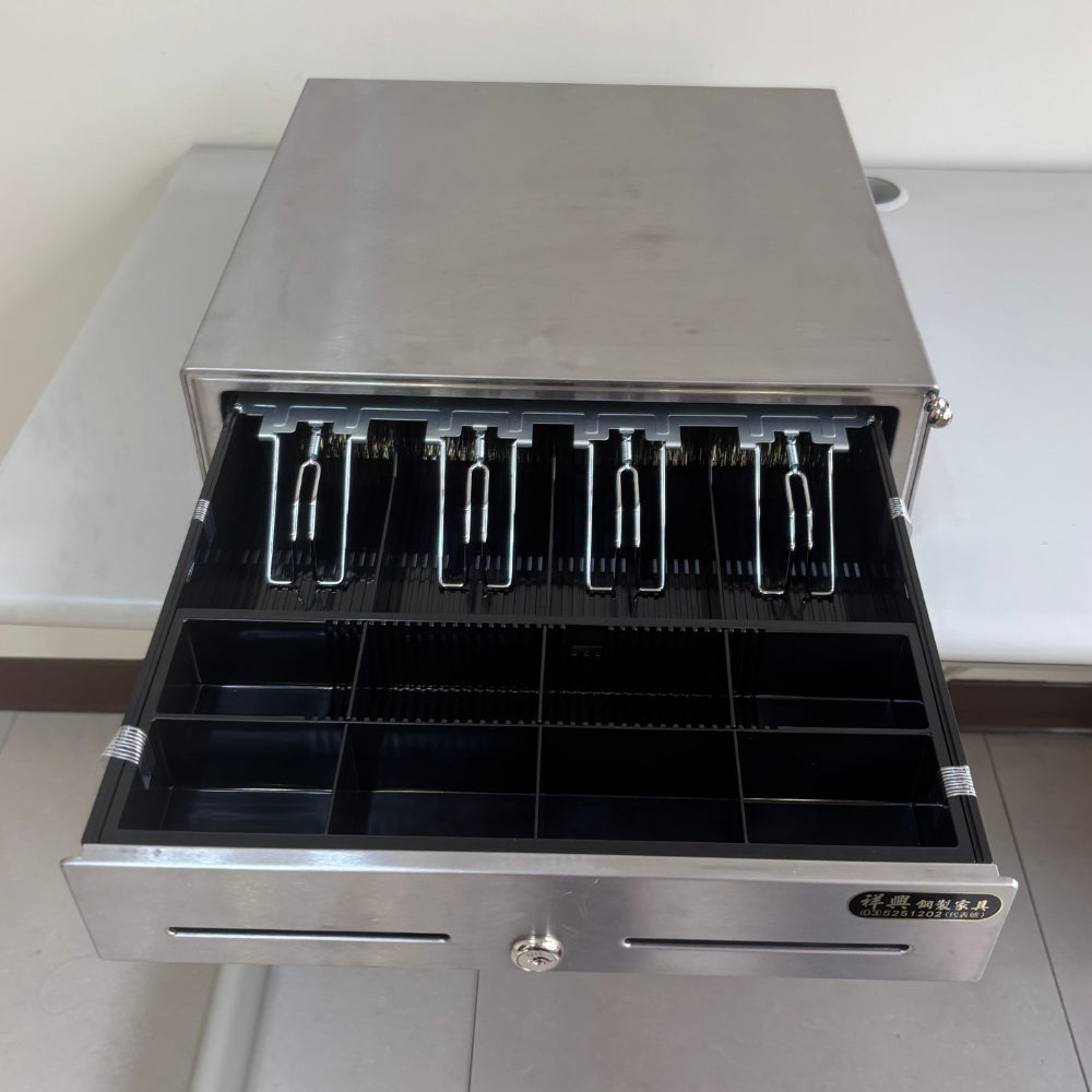 祥興不銹鋼收銀錢箱 有鈴聲 附鑰匙 保險櫃金庫 可外接出單機/POS機 收銀機 免電力 手動按鈕式 型號: 不銹鋼41型 祥興錢箱